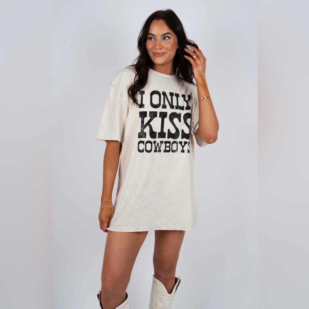 I Only Kiss Cowboys Tee 🤠 (Off White)
